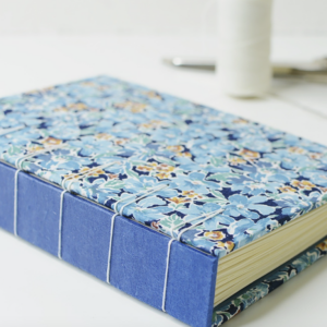 أساسيات صناعة الكتب يدويًا